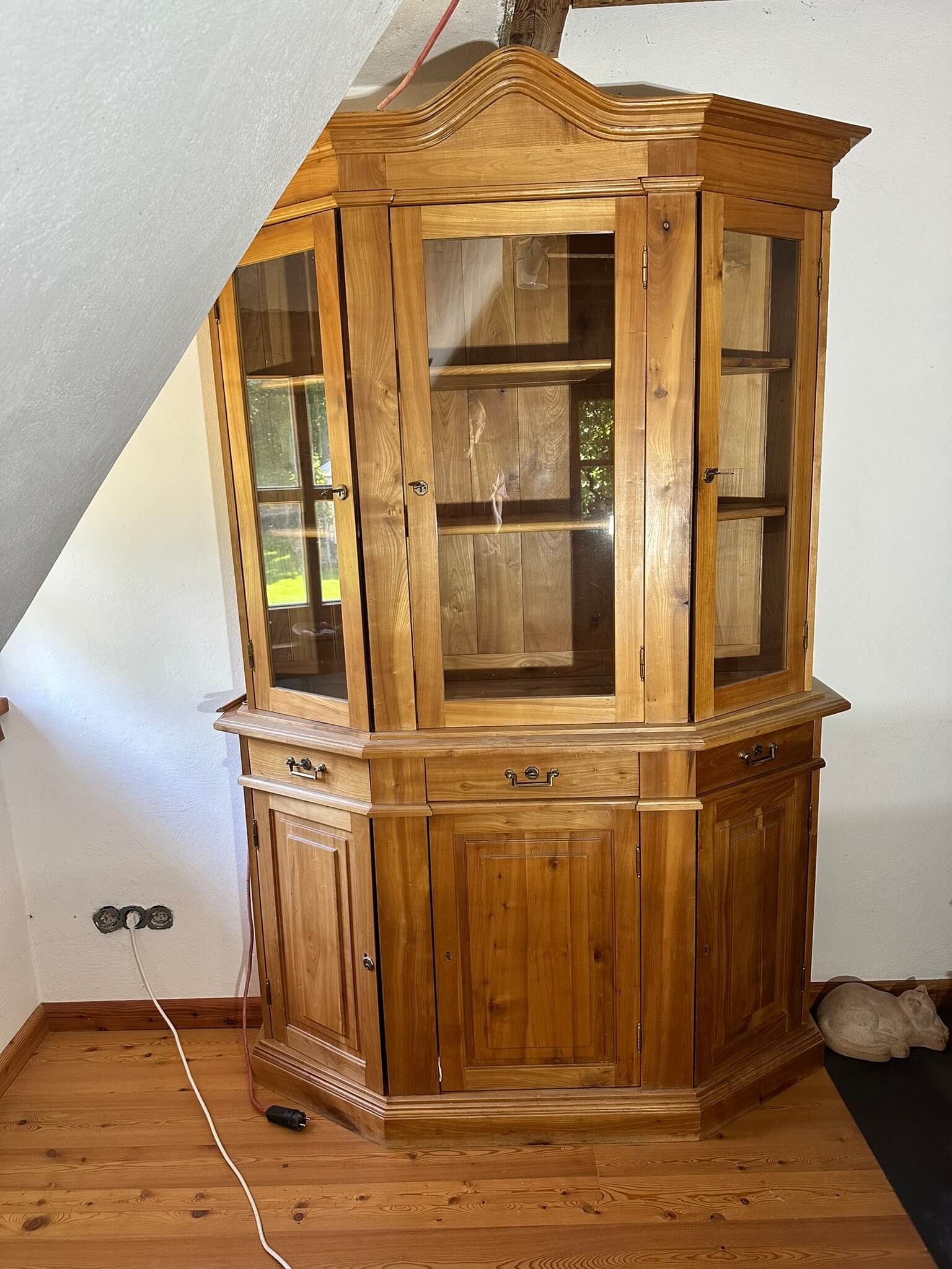 Kirschholz-Buffetschrank polygonal mit Bogenkrone