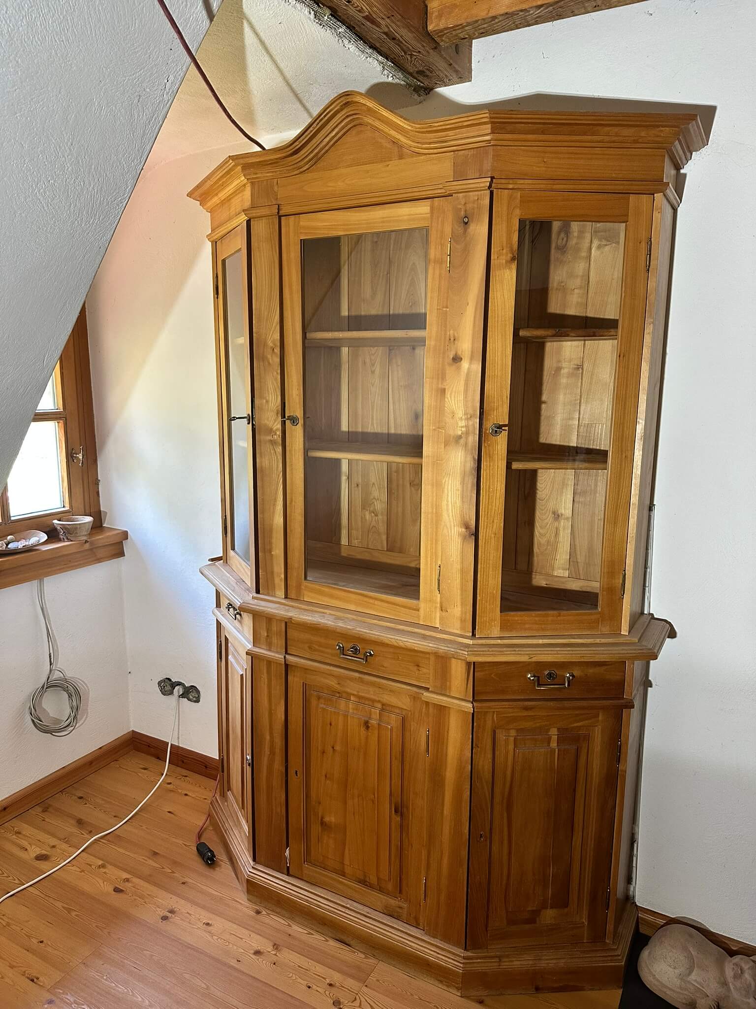 Kirschholzschrank