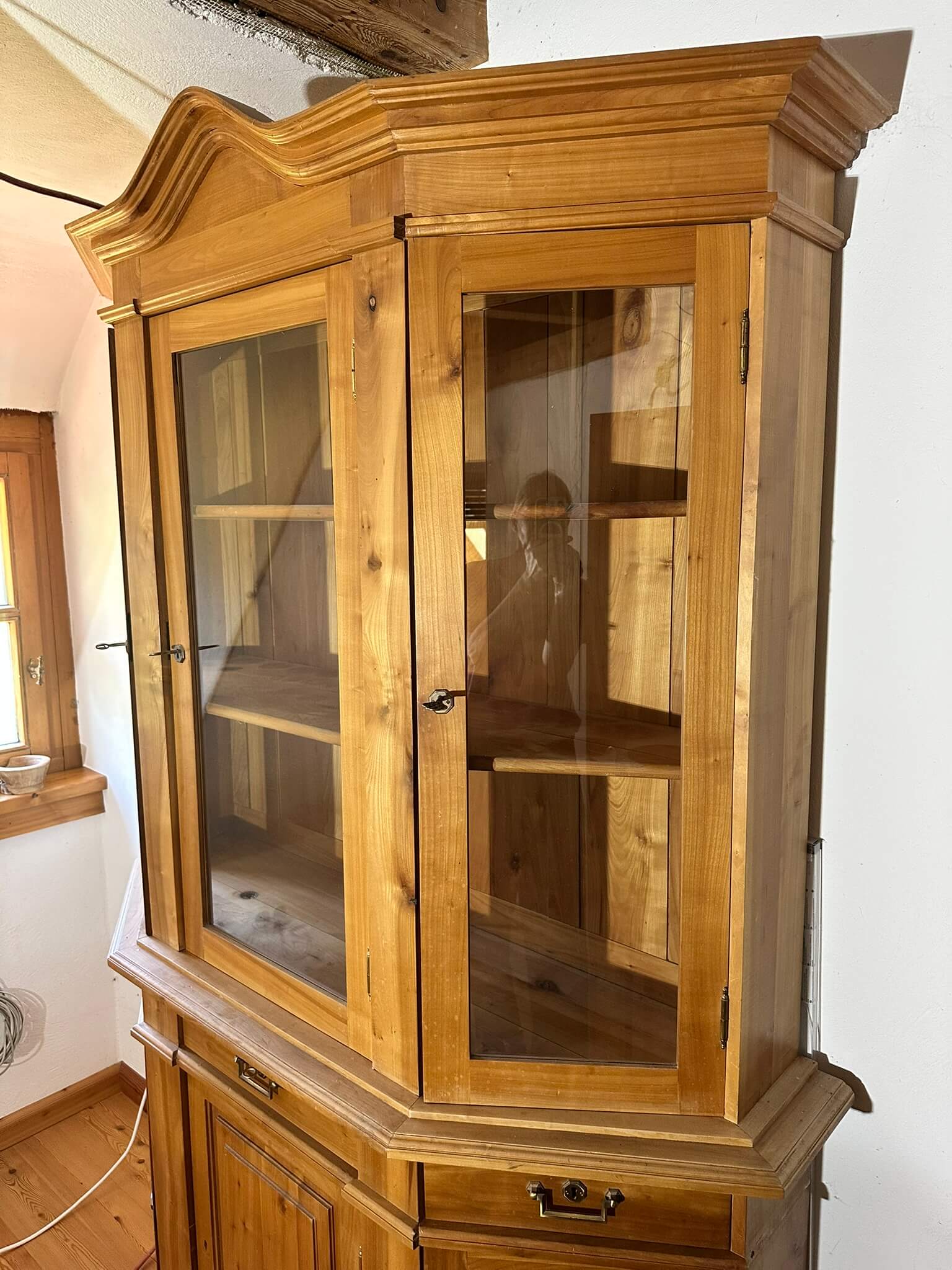 Kirschholzschrank