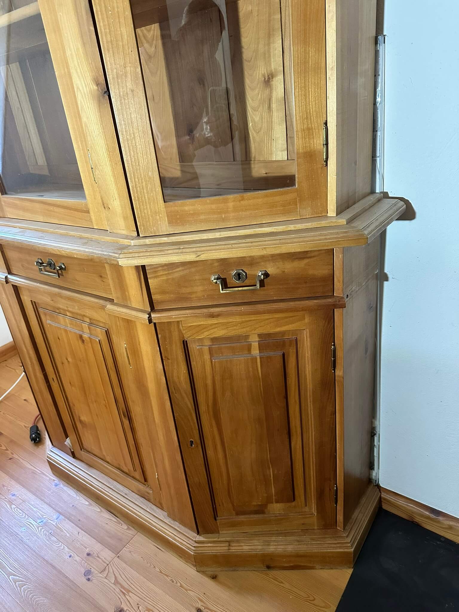 Kirschholzschrank