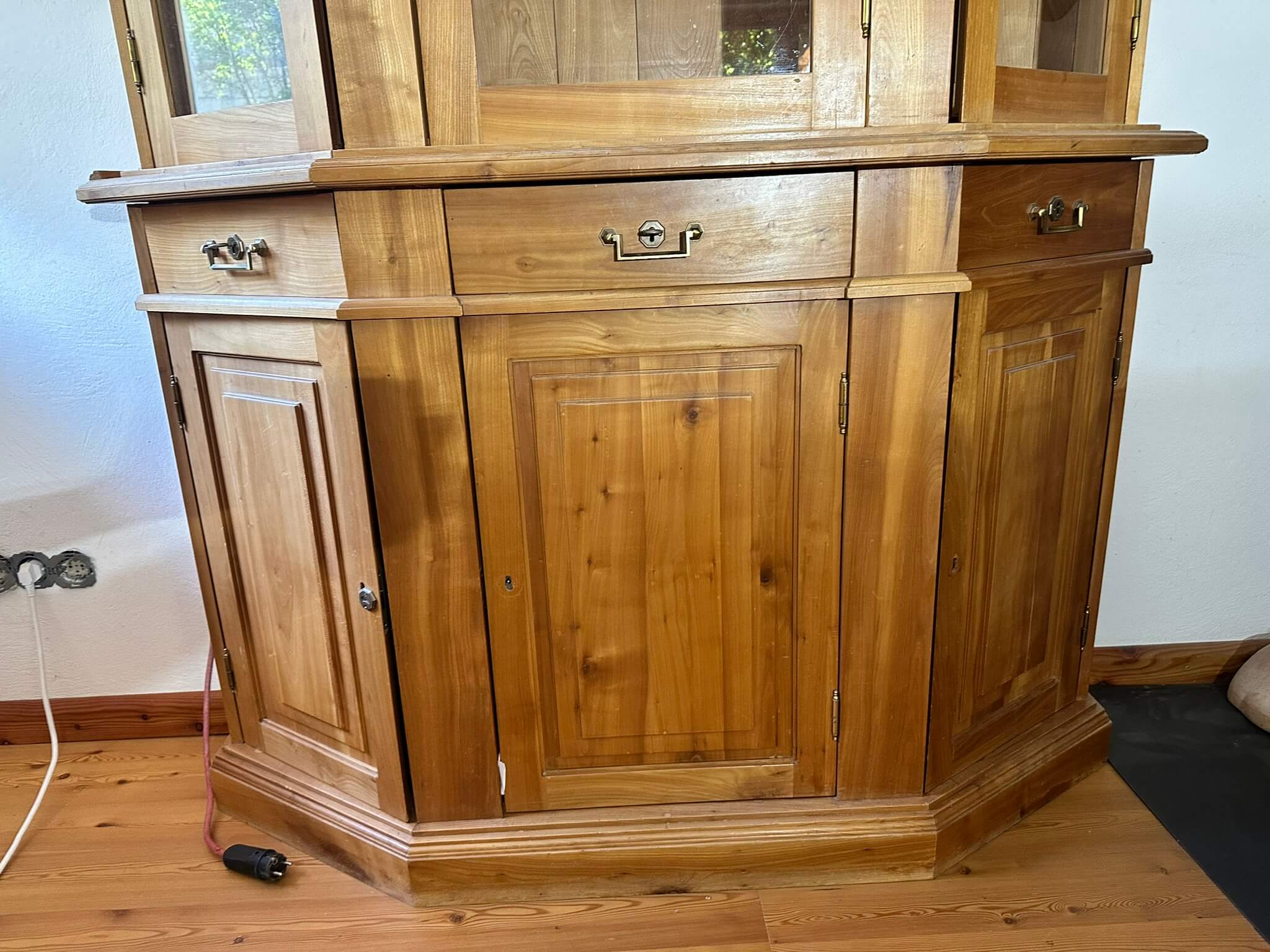 Kirschholzschrank