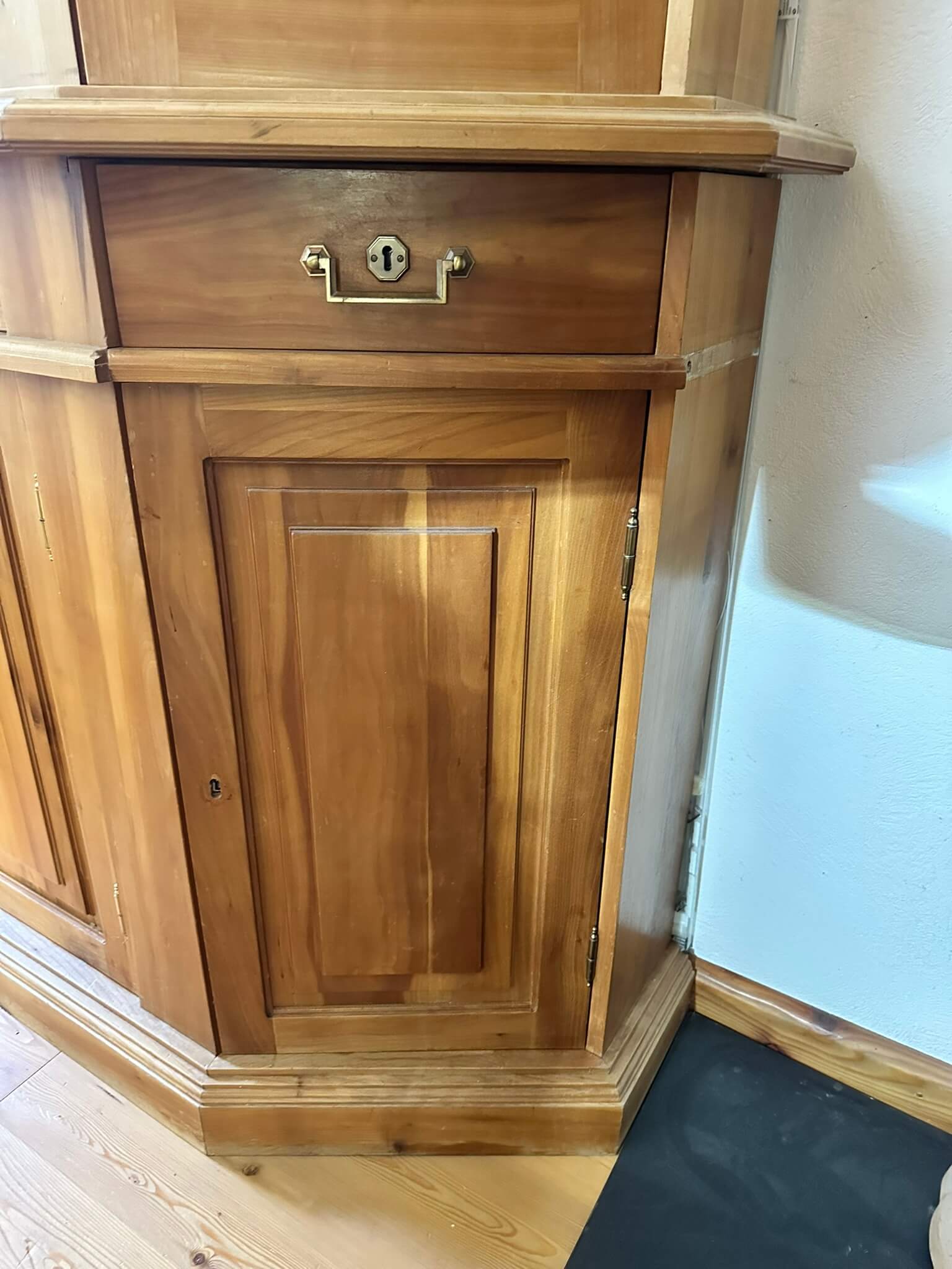Kirschholzschrank