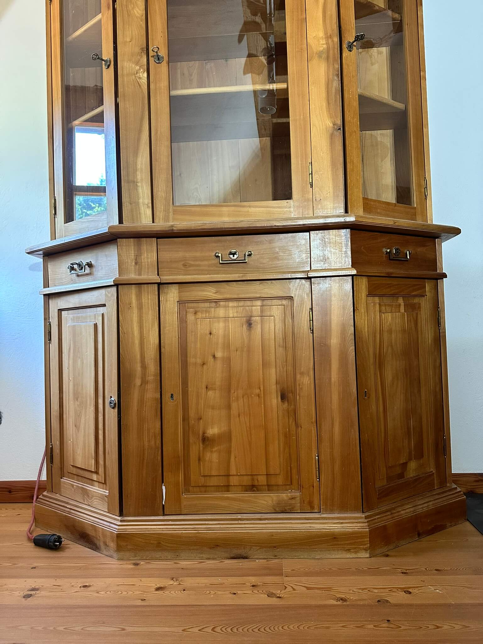 Kirschholzschrank