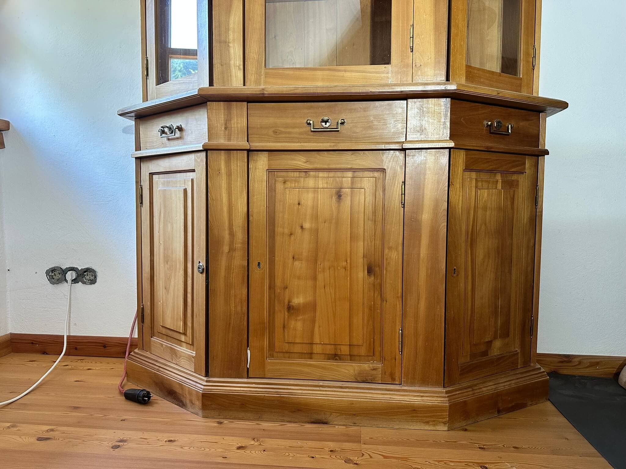 Kirschholzschrank