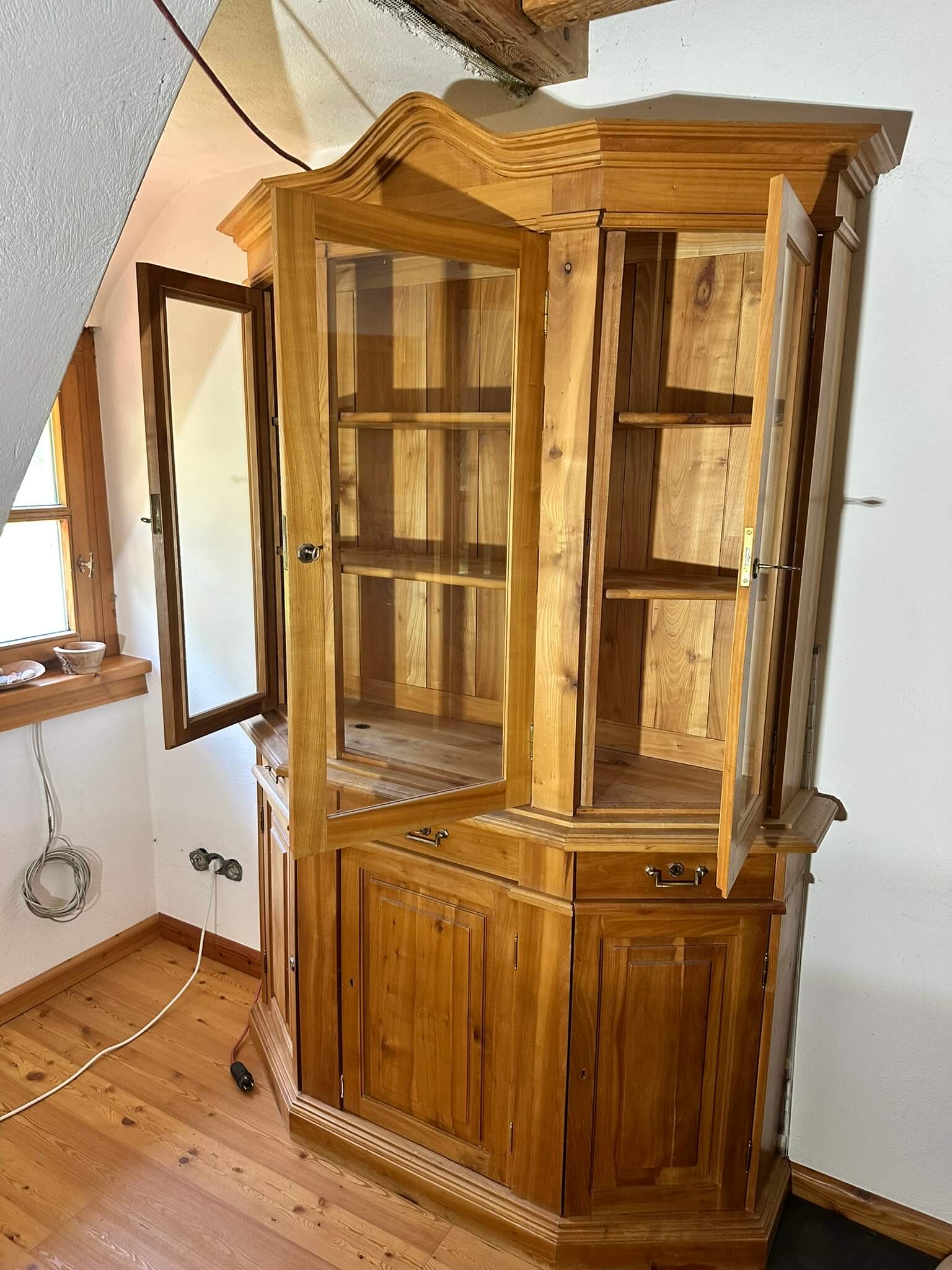 Kirschholzschrank
