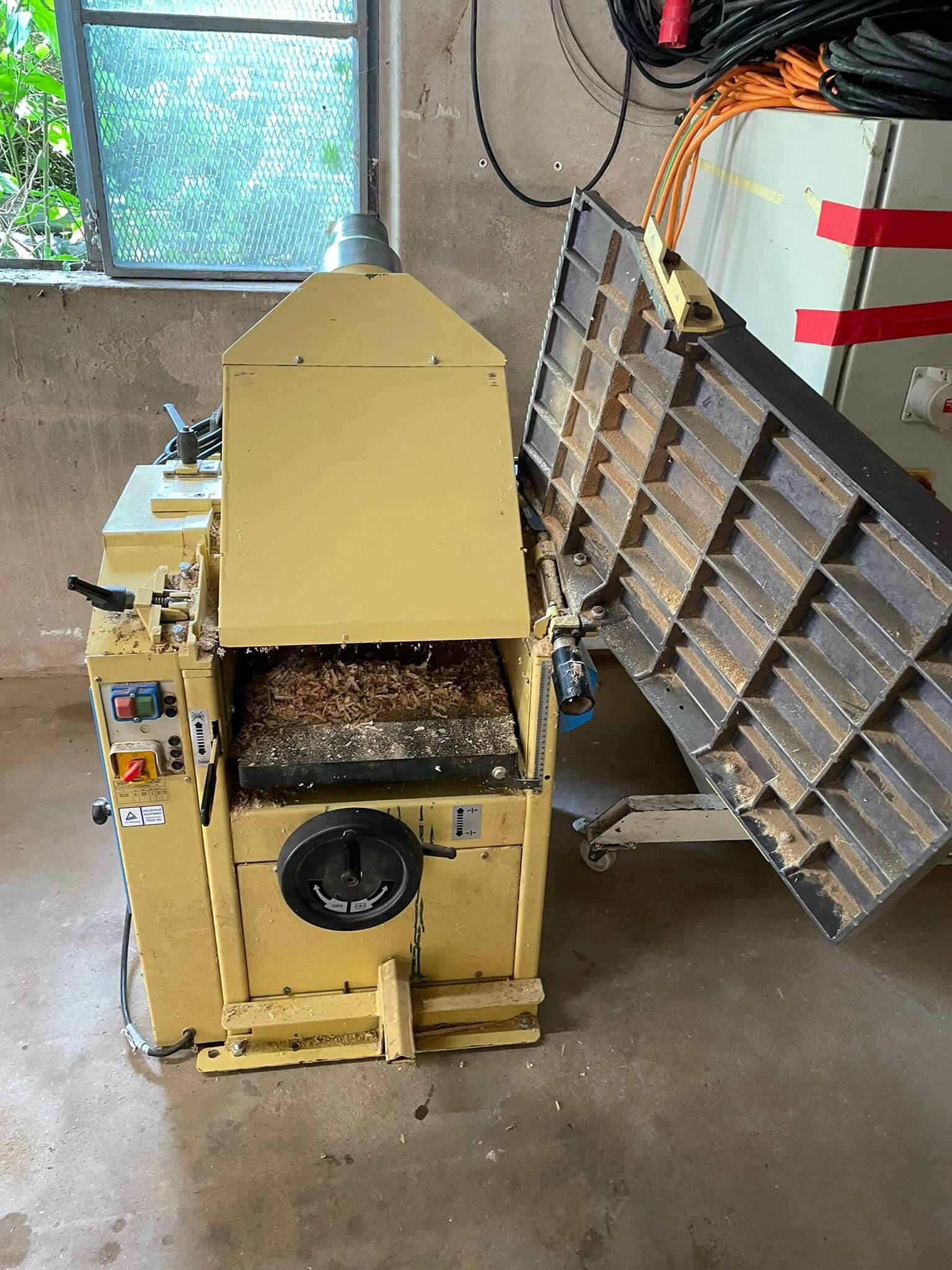 Dickenhobelmaschine